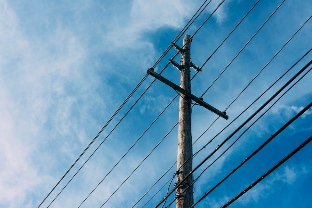 Zdjęcie masztu telekomunikacyjnego na tle zachmurzonego nieba